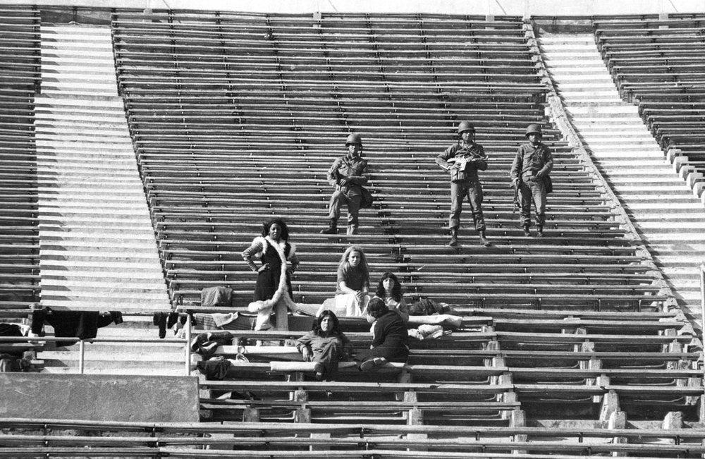 Afiche del evento "Camarines de mujeres. Memorias de detenidas en el Estadio Nacional"