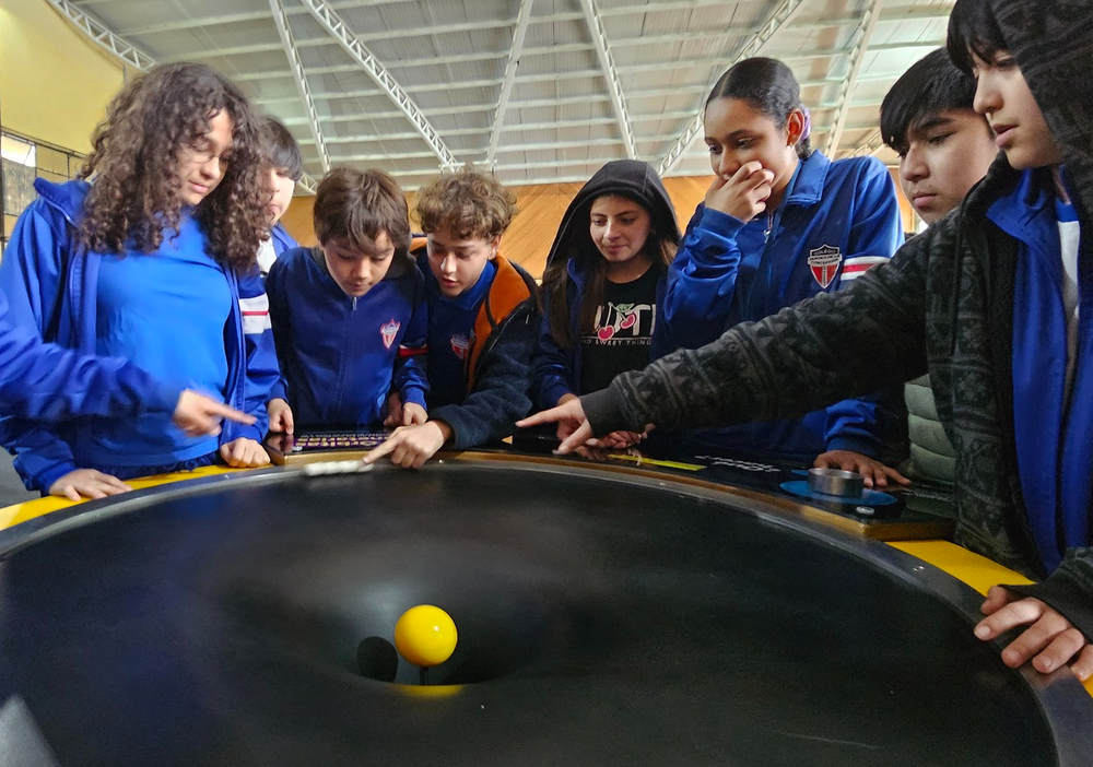 Afiche del evento "El mim llega a Arica con muestra sobre el universo"