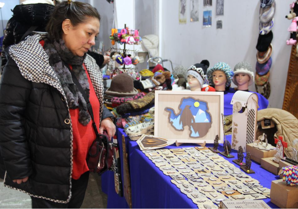 Afiche del evento "Feria de Emprendedoras Artesanas - Expo en Zona Franca de Punta Arenas"