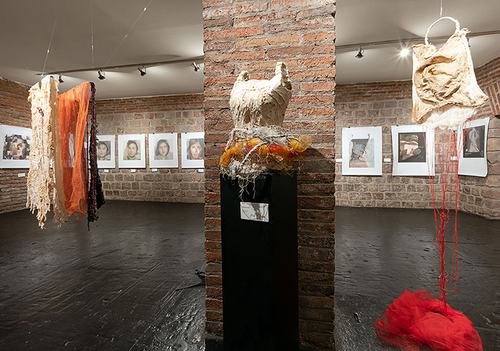 Afiche del evento "Exposición EN TRAMAS de Constanza Núñez (fotografía), Viviana Trigo (escultura en arte textil) y Alejandra Gómez (instalación)"