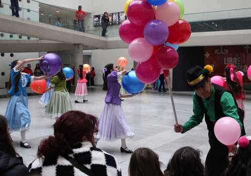 Afiche del evento "Obras folclóricas: La vida es un juego / De greda te hicieron"