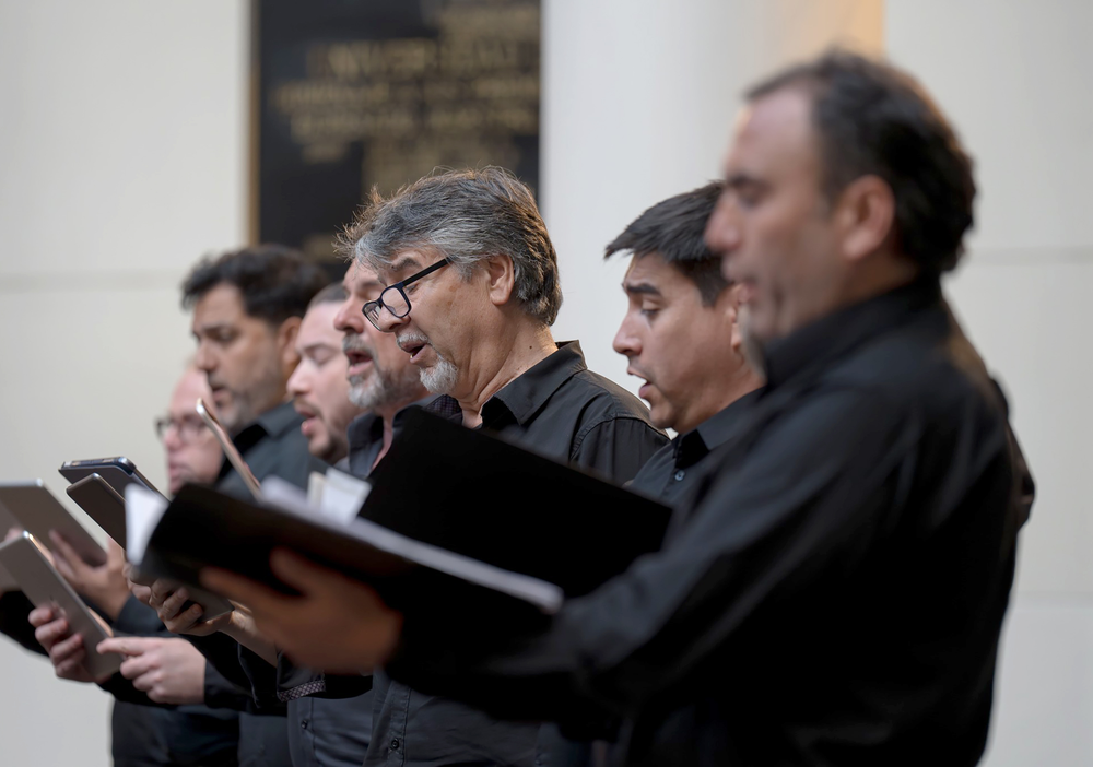 Afiche del evento "Música Sacra UC: Bach por la Camerata Vocal Universidad de Chile"