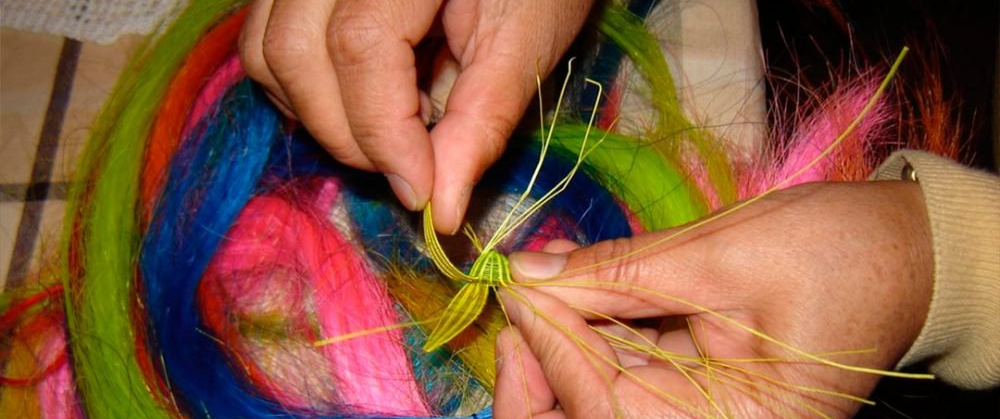 Afiche de "Tesoros Humanos Vivos: Artesanas en crin de Rari"