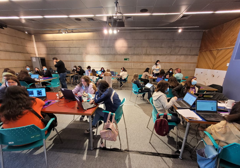 Afiche del evento "MIM abre convocatoria a curso de tecnología gratuito para niñas durante el segundo semestre"