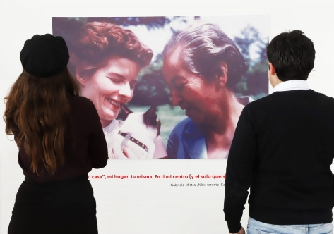 Afiche del evento "Exposición fotográfica "Gabriela íntima y diversa""