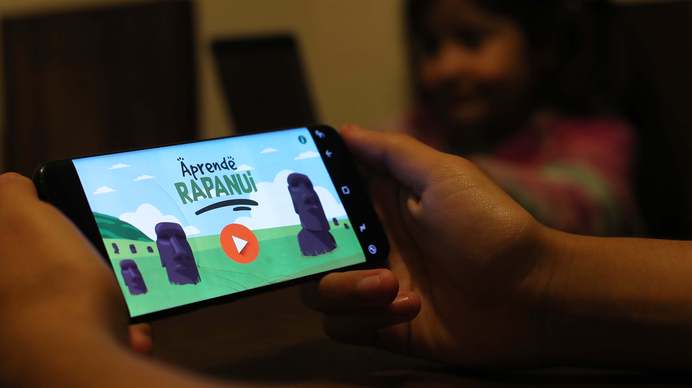 Afiche de "Una aplicación móvil para aprender lengua Rapa Nui"